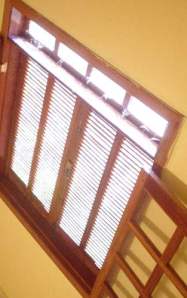 Die Fensterdichtung zwischen Fensterflügel und Fensterrahmen muss intakt sein, damit Zugluft gestoppt wird.
