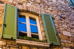 Holzfenster bestehen aus einem nachwachsenden Rohstoff und bleiben bei richtiger Pflege über Jahrezehnte schön.